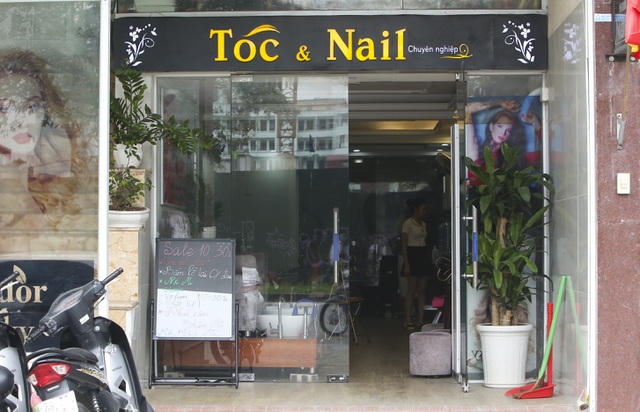 Chủ tịch thành phố cũng yêu cầu Cục Quản lý Thị trường tăng cường kiểm tra giờ hoạt động của các cửa hàng không thiết yếu, không để mở cửa trước 9h hàng ngày. Nếu vi phạm, ông đề nghị các đơn vị chức năng thu giấy phép kinh doanh.