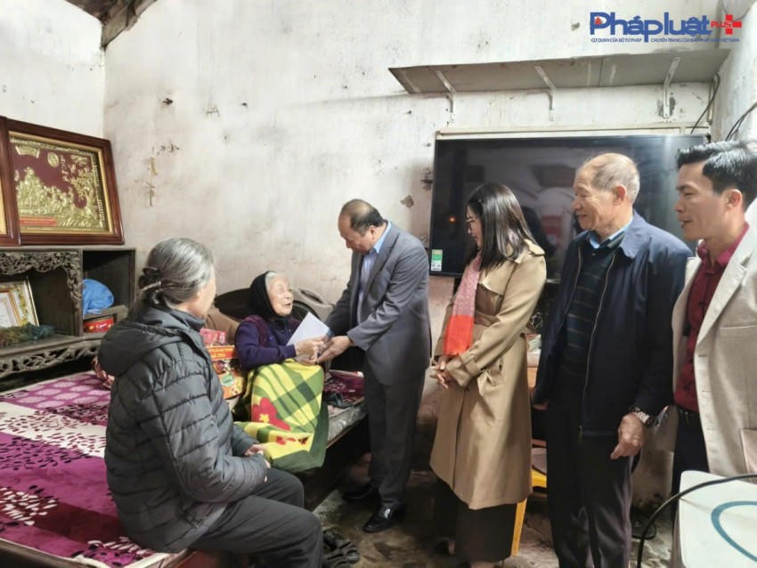 Ông Phạm Văn Ngát - Ủy viên thường vụ - Phó Chủ tịch UBND xã Đại Thanh thăm hỏi, tặng quà gia đình Mẹ liệt sỹ.