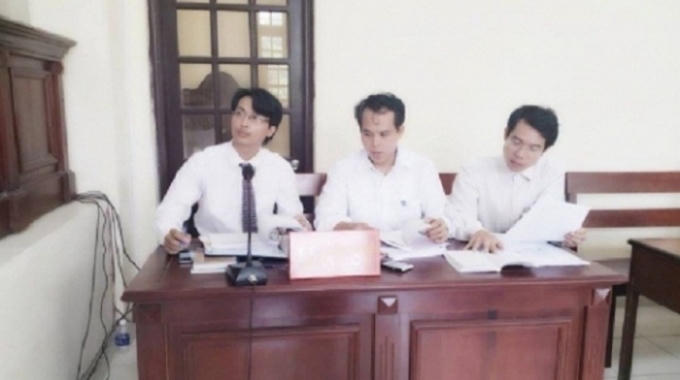 Các luật sư bào chữa cho bị cáo tại phiên tòa sơ thẩm lần 1.