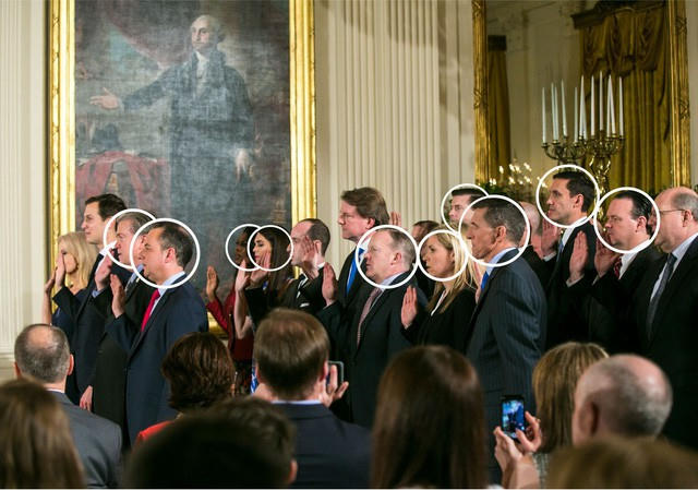 Chỉ sau gần 2 năm, chính quyền Mỹ dưới thời ông Trump đã ghi nhận số quan chức xin nghỉ việc và bị sa thải nhiều nhất trong lịch sử. Hầu hết các quan chức trong bức ảnh nhậm chức này tại Nhà Trắng đã từ chức hoặc bị sa thải (Ảnh: NYT)