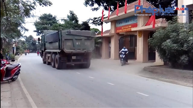 Xe tải chạy qua trường Mầm non.
