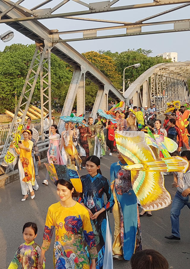 Đoàn tiến qua cầu Trường Tiền.