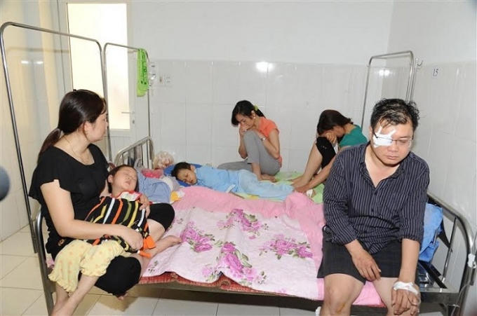 Ba trong 5 nạn nhân may mắn thoát chết trong vụ sập nhà đang được cấp cứu tại bệnh viện.