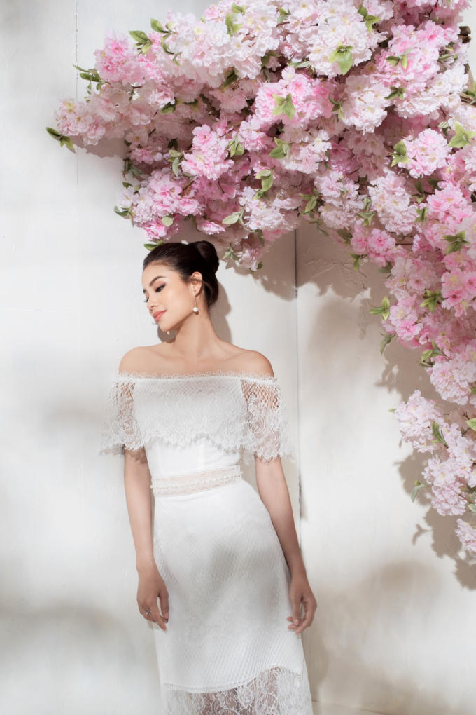Lựa chọn phối cùng giày cao gót màu pastel với đôi bông tai ton-sur-ton chiếc váy tăng tính thời thượng cho kiểu đồ.