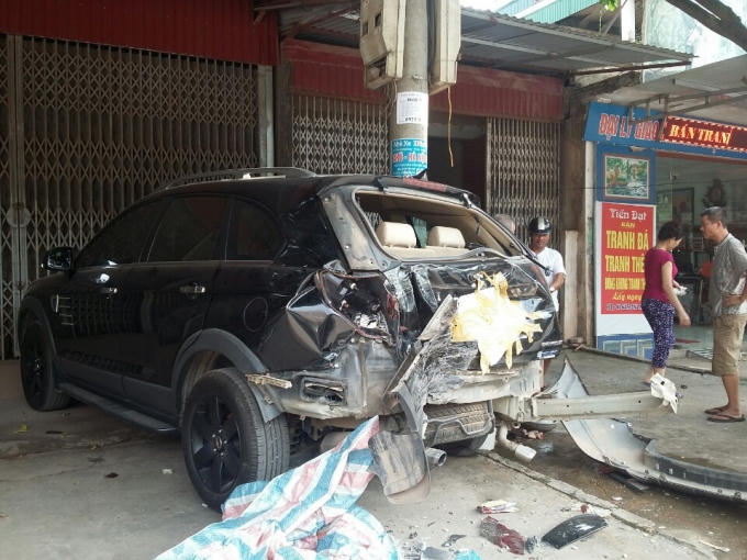 Chiếc xe ô tô 4 chỗ bị biến dạng.