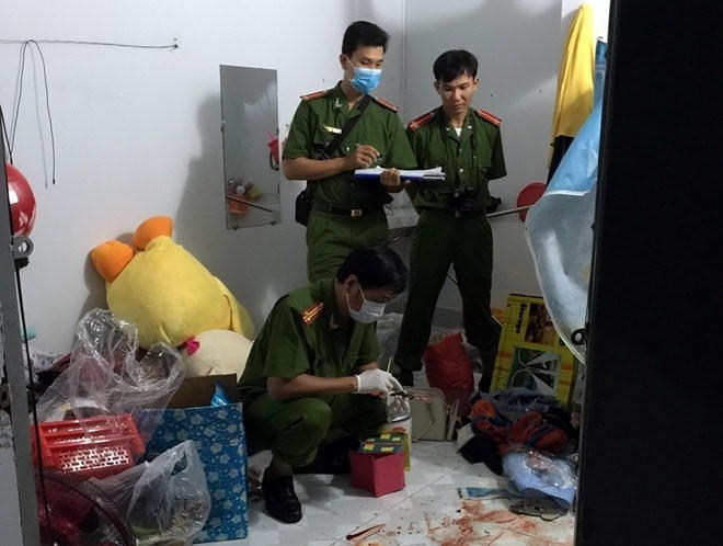 Công an khám nghiệm hiện trường. (Ảnh: Dân Việt).