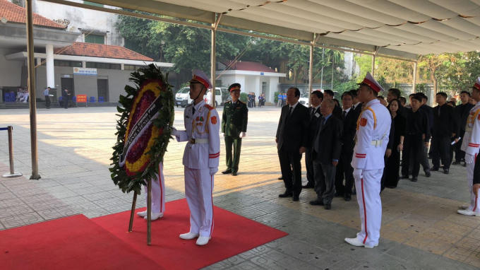 Đoàn Văn phòng Chính phủ do đồng chí Mai Tiến Dũng, Bộ trưởng, Chủ nhiệm Văn phòng dẫn đầu vào viếng. (Ảnh: TTXVN)