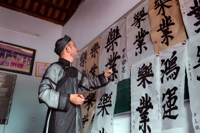 Gặp gỡ Nghệ nh&acirc;n thư ph&aacute;p l&agrave;ng gốm