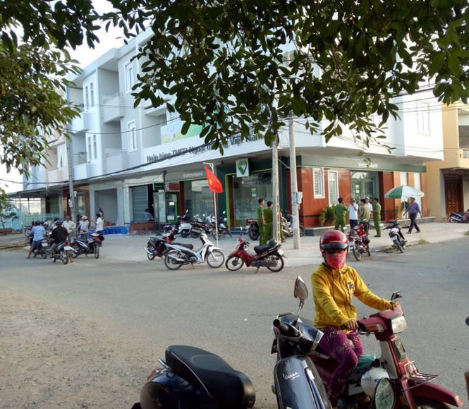 Vụ dùng súng cướp ngân hàng vừa xảy ra tại một chi nhánh của Vietcombank. Ảnh: V.V