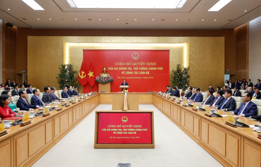 Thủ tướng Chính phủ Phạm Minh Chính, Bí thư Đảng ủy Chính phủ, Thủ tướng Chính phủ chủ trì công bố quyết định của Bộ Chính trị, Thủ tướng Chính phủ về công tác cán bộ - Ảnh: VGP