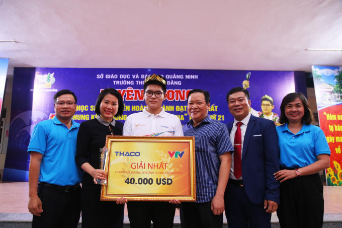 Ban giám hiệu trường THPT Bạch Đằng chụp ảnh chung vui cùng gia đình Khánh.