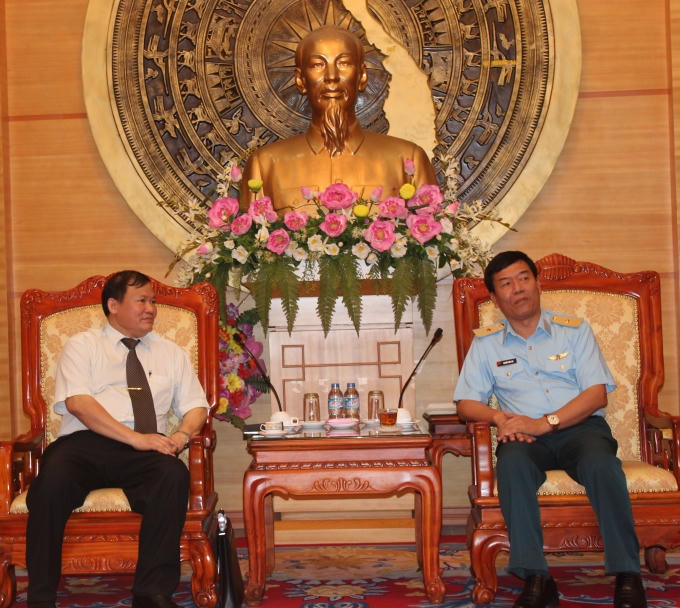 Thiếu tướng Nguyễn Hữu Chí - Phó Tư lệnh Quân chủng cùng trò chuyện với ông Trần Đức Minh - Chủ tịch HĐQT Công ty cổ phần may Lê Trực.