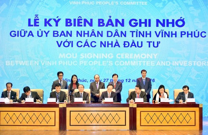Thu tướng chứng kiến lễ ký biên bản ghi nhớ giữa UBND tỉnh Vĩnh Phúc và các nhà đầu tư.