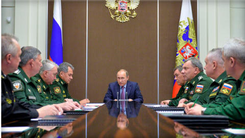 Tổng thống Putin trong một cuộc họp với các quan chức an ninh- quốc phòng.