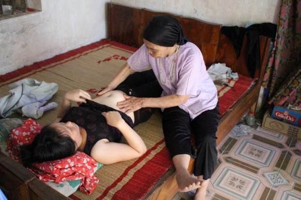 Mỗi sản phụ đến đây đều được bà khám thai và nắn thai miễn phí.