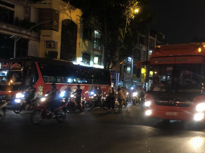 Nghìn nghịt người chen chân mua vé về quê trong đêm cuối năm - ảnh 15