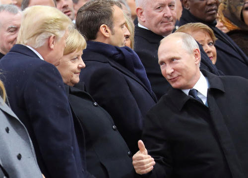 Tổng thống Putin giơ ngón cái với Tổng thống Mỹ. Ảnh: Reuters.