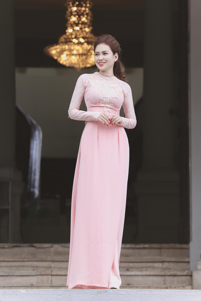 Chất liệu lụa mềm mại giúp Diễm Trần thêm phần yêu kiều và duyên dáng, cách làm tóc, trang điểm tự nhiên cũng giúp Hoa hậu Việt Nam Thế giới khoe vẻ đẹp ngọt ngào khiến ai nấy cũng phải ngẩn ngơ ngắm nhìn.