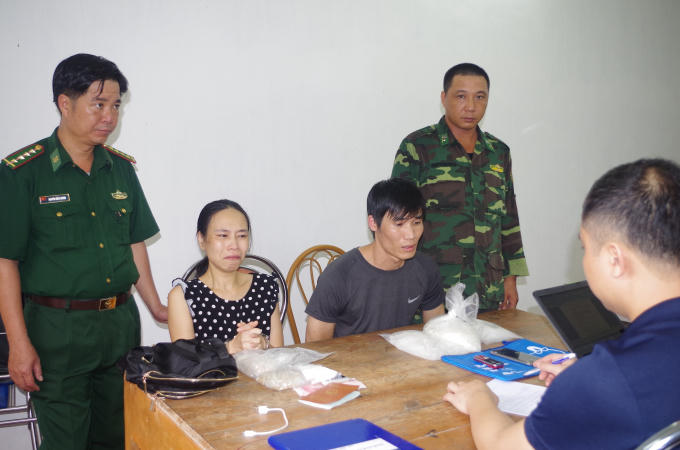 Hai vợ chồng cả gan vận chuyển ma túy.