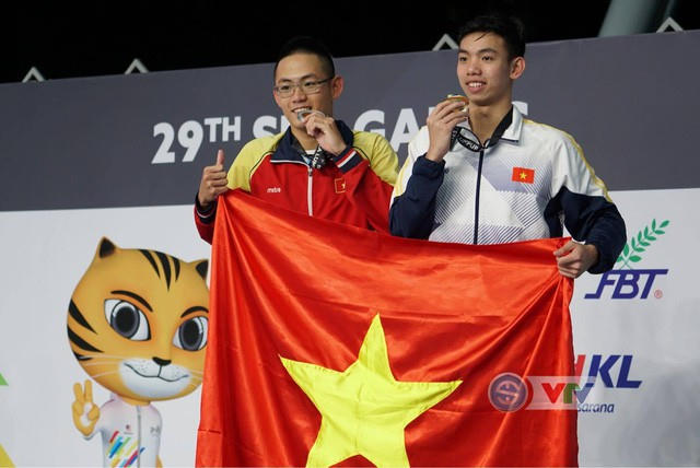 Kình ngư Nguyễn Huy Hoàng (phải) giành HCV Olympic Trẻ thế giới.