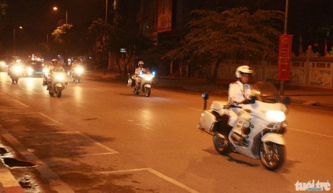 Cảnh sát mở đường