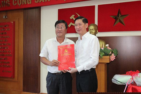Phó Chủ tịch UBND TPHCM Trần Vĩnh Tuyến trao quyết định cho đồng chí Bùi Văn Phúc.