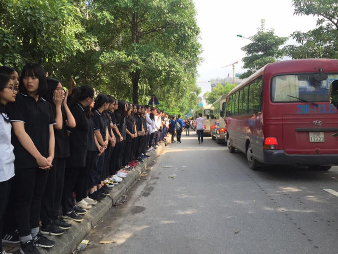 Học sinh trường Lương Thế Vinh xếp thành bên đường để đón linh cữu thầy Văn Như Cương.