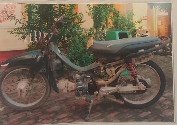 Chiếc xe máy do Thành điều khiển chở Hải ngồi phía sau.