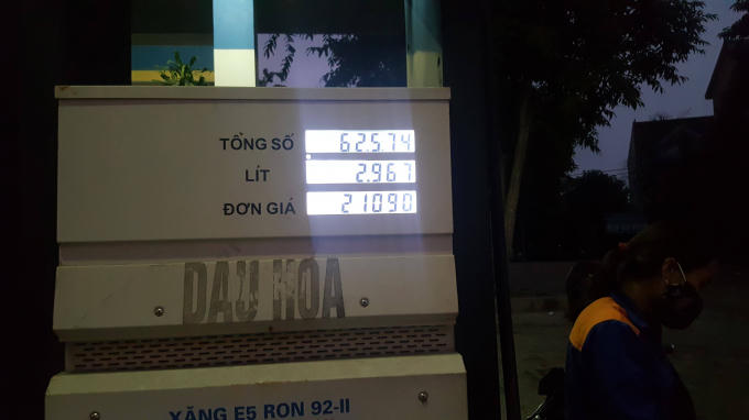 Hơn 17h ngày 6/11, giá xăng RON92 vẫn được cửa hàng xăng dầu Nghi Phú 2 bán với giá 21.090 đ/lít.