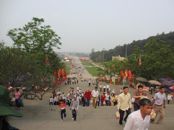 Mặc dù không phải ngày cuối tuần nhưng lượng du khách về với Đất Tổ lên đến hàng triệu người trong 2 ngày khai hội. (Ảnh: Thu Hường)