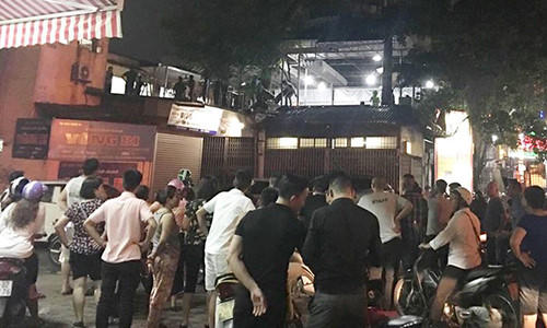 Căn nhà nơi nam thanh niên trèo lên để cố thủ sau khi gây án.