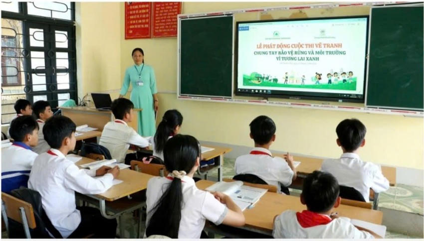 Các em học sinh chăm chú lắng nghe cô giáo hướng dẫn thể lệ và chủ đề cuộc thi tại lễ phát động. Ảnh: Hoàng Châu.