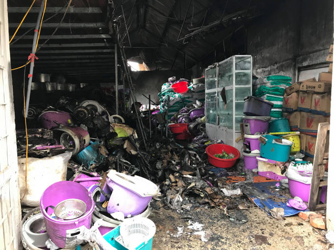 Hàng hóa phía trong bị thiêu rụi.