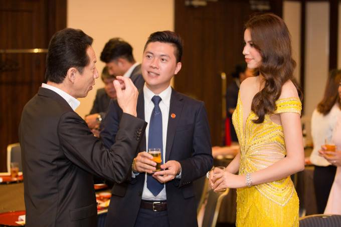 Ông Nguyễn Duy Anh-thành viên JLAN cùng Phạm Hương trò chuyện cùng một khách đến từ chính quyền Fukuoka.