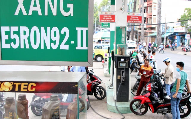 Slide - Điểm tin thị trường: Lại kiến nghị giảm thuế môi trường xăng E5