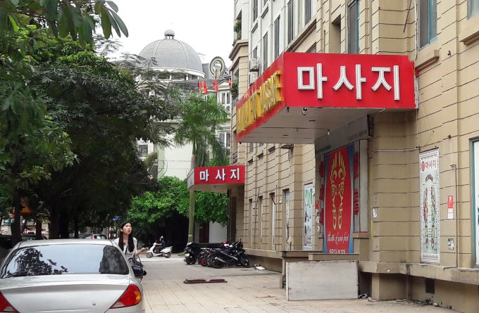 Mặc dù tình trạng này đã diễn ra từ lâu nhưng UBND phường Mỹ Đình 1 vẫn chưa xử lí lần nào?