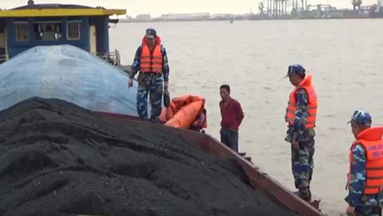 Lực lượng cảnh sát biển đã bắt giữ tàu chở khoảng 600 tấn than lậu. (Ảnh: báo Công lý)