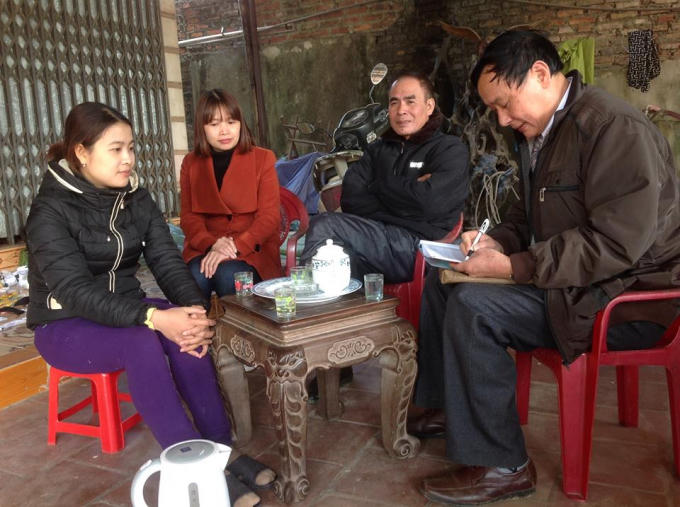 Mẹ cháu Ánh (áo màu đen) cùng cán bộ văn hóa xã Hoàng An chị Nguyễn Thị Hoa và Bí thư chi bộ ông Nguyễn Xuân Trường.