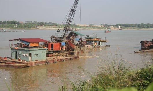 Tàu không số khai thác cát gần bờ thuộc bến Cty Ánh Nhật được giao làm bến bãi bốc xếp hàng hóa xã Trưng Vương. Ảnh: Xuân Hồng chụp ngày 10/11/2016.