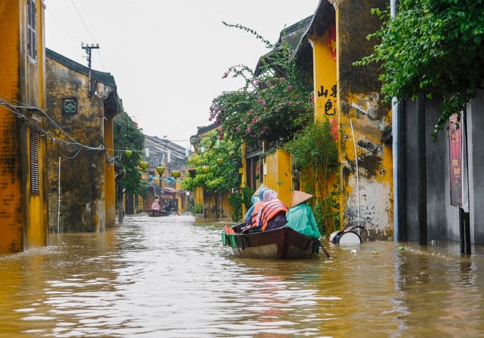 Đường Hoàng Văn Thụ ngày thường vốn là nơi đông đúc khách du lịch đi dạo ngắm phố cổ, nay mênh mông nước lụt.