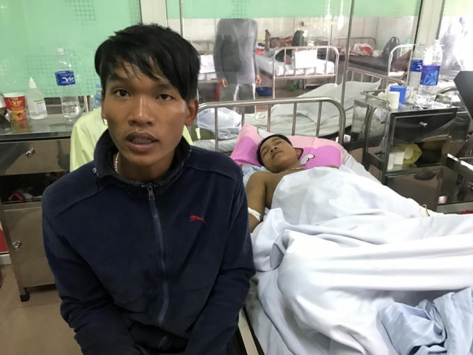"Lúc đó công an xã đang làm việc ở đây nhưng em tôi vẫn bị nhóm thanh niên này chém", anh Vỹ cho biết.