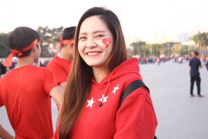Không chỉ có những bạn nam mà ở đó còn rất nhiều bạn nữ đến cổ vũ.