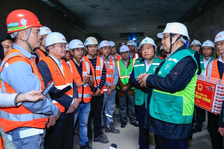 Tại các ga ngầm S9 - Kim Mã, S11 – Văn Miếu và ga S12 – Trần Hưng Đạo, Thủ tướng Chính phủ đã trực tiếp kiểm tra tình hình triển khai thi công, nghe báo cáo về tiến độ, các hạng mục đang thực hiện và kế hoạch triển khai trong thời gian tới.