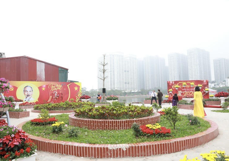 Khu vực vườn hoa trở thành một điểm nhấn, thu hút động đảo người dân đến thưởng lãm ngày đầu Xuân.
