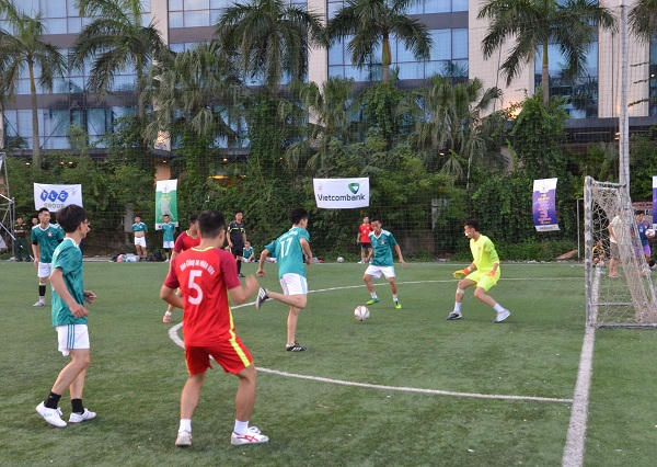 Báo Công an Nhân dân (áo đỏ) đã có chiến thắng 2-0 trước Báo Quân đội Nhân dân để giành quyền vào trận bán kết