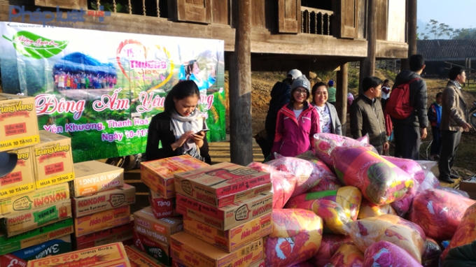 Những chiếc chăn ấm và mỳ tôm đã đến với các gia đình nghèo tại bản Xắng, bản Hằng xã Yên Khương