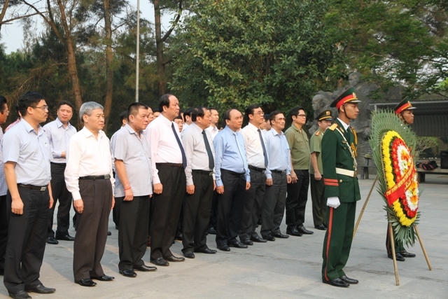Thủ tướng Chính phủ Nguyễn Xuân Phúc và đoàn công tác đã đến dâng hương, dâng hoa viếng các anh hùng, liệt sĩ tại Nghĩa trang Quốc gia Trường Sơn, Đường 9...