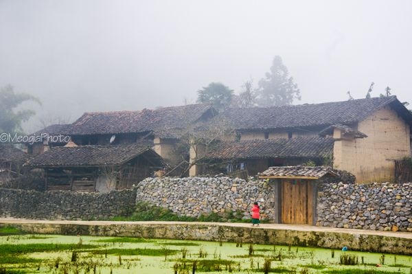 Những ng&ocirc;i nh&agrave; ngập ngụa trong l&agrave;n sương mờ ảo trong mỗi buổi sớm mai se lạnh l&agrave; h&igrave;nh ảnh quen thuộc nơi đ&acirc;y.