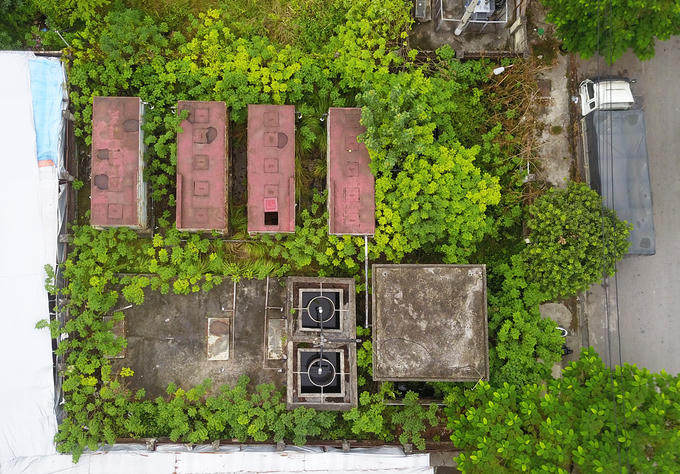 Làng nghề xã Tân Triều được Hà Nội đầu tư xây dựng trạm thu gom, xử lý nước thải tập trung vào năm 2005, tổng kinh phí khoảng 1,3 tỷ đồng. Tuy nhiên, từ khi xây dựng đến nay trạm chưa từng vận hành, toàn bộ nước thải của làng nghề được xả thẳng ra môi trường.