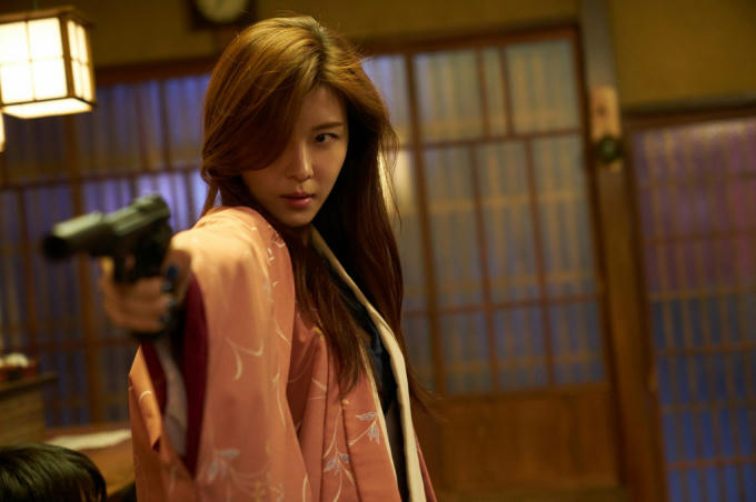 “Hoàng hậu Ki” Ha Ji Won bị soán ngôi vị nhan sắc ngay tại họp báo ra mắt “Manhunt”